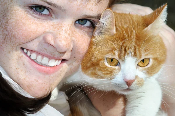 Retrato de feliz pecosa adolescente chica y gato —  Fotos de Stock
