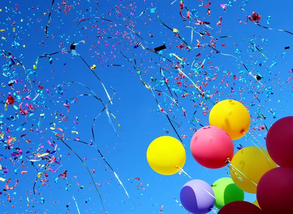 五彩的气球和五彩纸屑在城节 — 图库照片