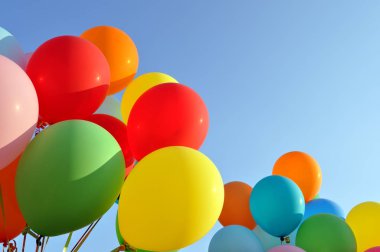 Mavi gökyüzü arka plan üzerinde renkli balonlar içinde şehir Festivali