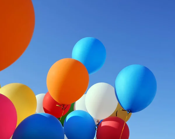 Ballons Multicolores Dans Festival Ville Sur Fond Ciel Bleu — Photo