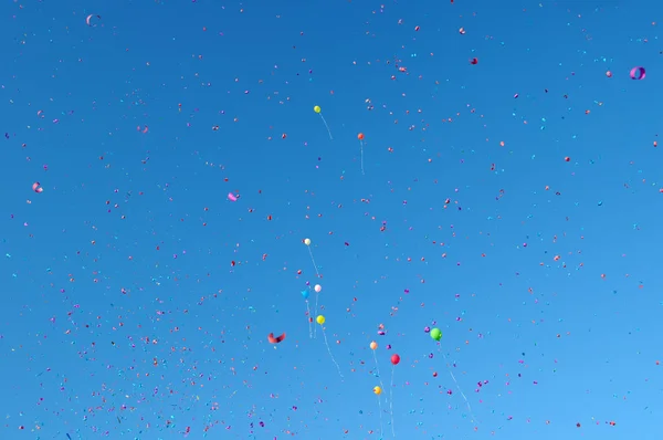 Mångfärgade Ballonger Och Konfetti Den Blå Himlen — Stockfoto