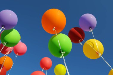 Mavi gökyüzü arka plan üzerinde renkli balonlar içinde şehir Festivali