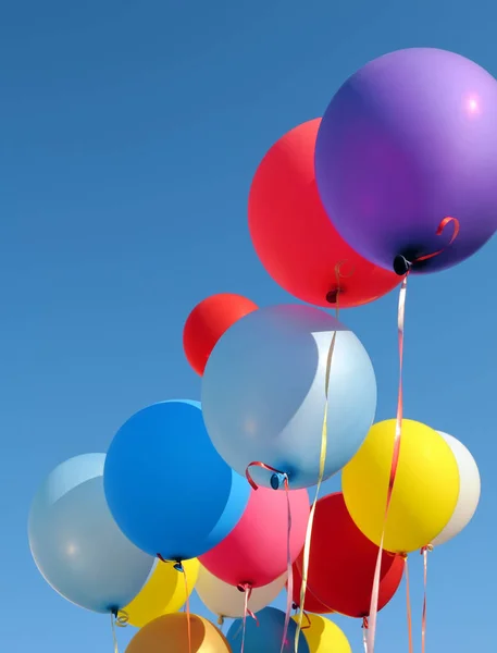 Globos Multicolores Festival Ciudad Composición Vertical — Foto de Stock