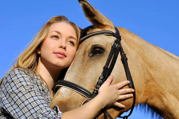 Porträt von Mädchen und Pferd im Teenageralter — Stockfoto