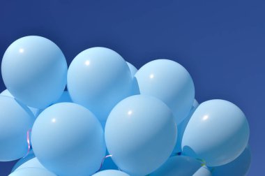 Mavi gökyüzü arka plan üzerinde mavi balon