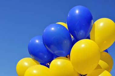mavi ve sarı balon içinde şehir Festivali