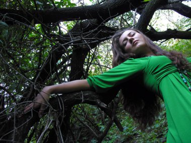 vahşi ormanda genç çekici kadın