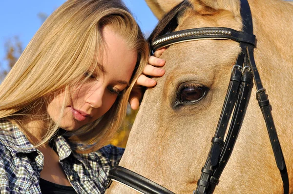 10 代の少女と馬の肖像画 — ストック写真