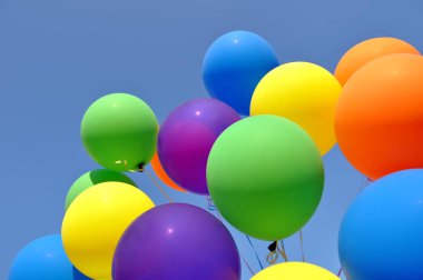 Mavi gökyüzü arka plan üzerinde renkli balonlar içinde şehir Festivali