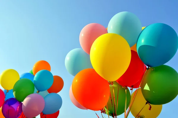 Mångfärgade Ballonger Stadsfestival Blå Himmel Bakgrund — Stockfoto