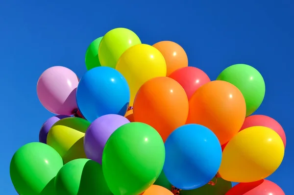 Ballons Multicolores Dans Festival Ville Sur Fond Ciel Bleu — Photo