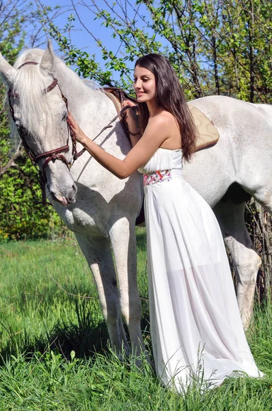 Jovem Mulher Atraente Vestido Branco Com Cavalo Branco Jardim Primavera — Fotografia de Stock