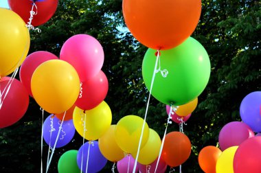 ağaçlar adam üzerinde şehir Festivali çok renkli balonlar