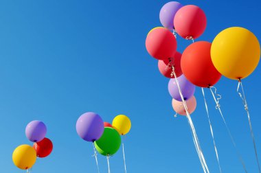  Mavi gökyüzü arka plan üzerinde renkli balonlar içinde şehir Festivali