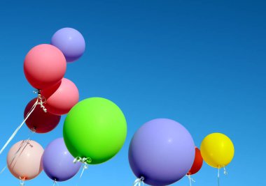 Mavi gökyüzü arka plan üzerinde renkli balonlar içinde şehir Festivali