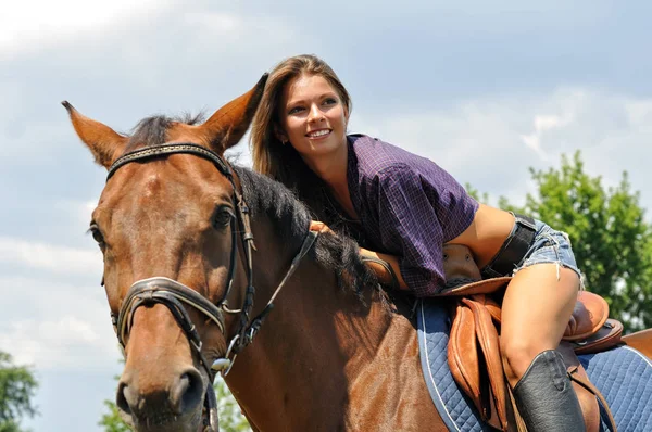 Jovem Mulher Atraente Cavalgando Verão Dia Ensolarado — Fotografia de Stock