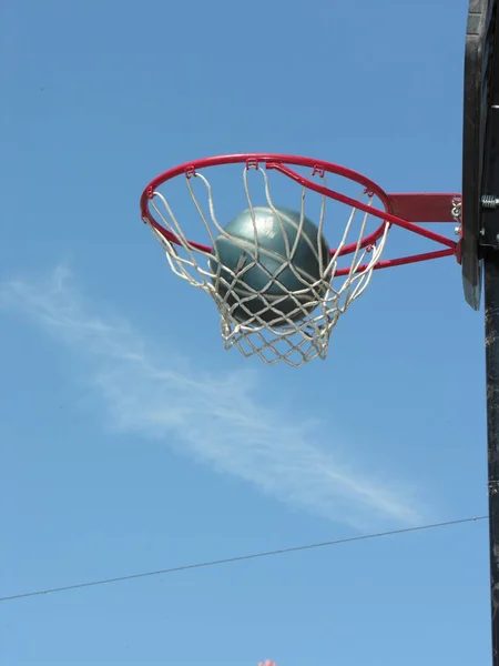 ストリート バスケット ボールの成功の瞬間 — ストック写真