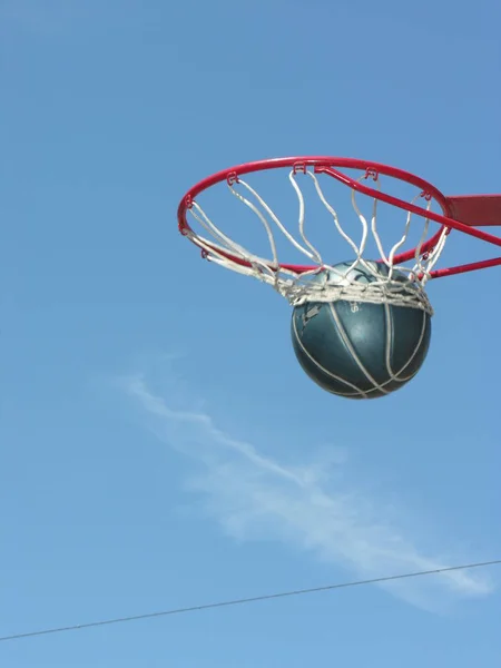 ストリート バスケット ボールの成功の瞬間 — ストック写真