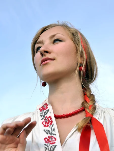 Макро Портрет Молодої Української Жінки Традиційний Одяг — стокове фото