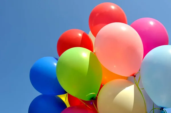 Různobarevné Balónky Pozadí Modré Oblohy — Stock fotografie