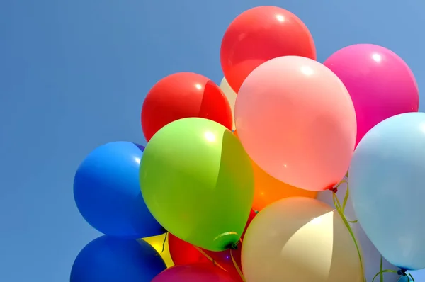 Globos Multicolores Sobre Fondo Azul Del Cielo — Foto de Stock