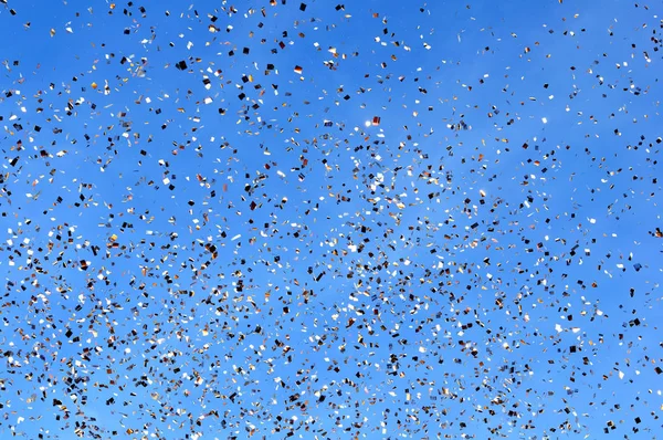 Confeti cayendo en el festival de la ciudad —  Fotos de Stock