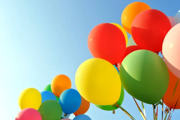 Mångfärgade ballongerΠολύχρωμα μπαλόνια — Φωτογραφία Αρχείου