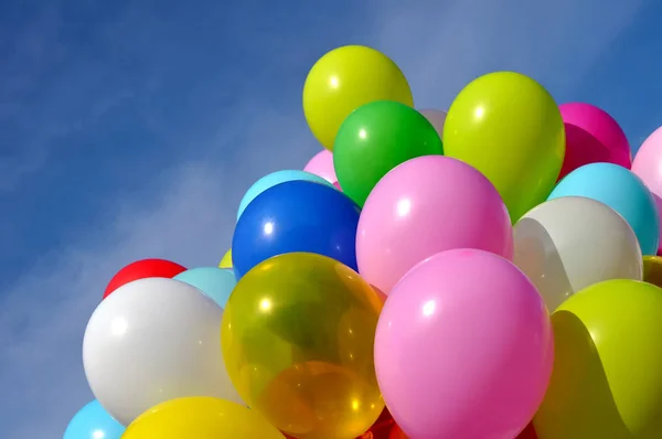 Různobarevné Balónky Městě Festival Pozadí Modré Oblohy — Stock fotografie