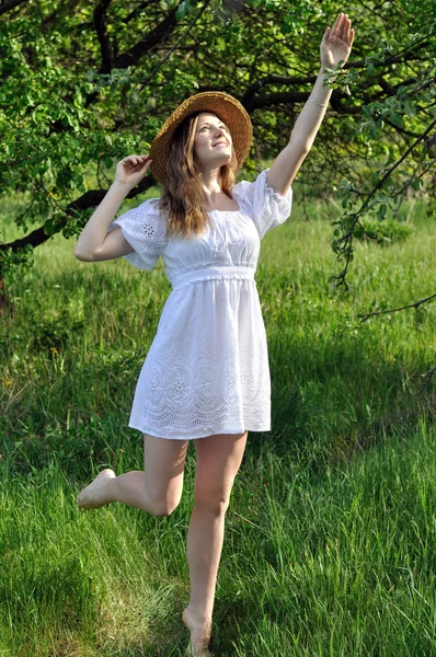 Portret Van Een Tienermeisje Zomertuin Zonnige Dag — Stockfoto