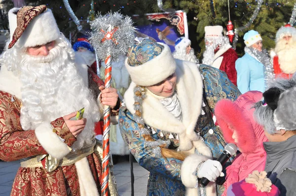 Jultomten med en snöjungfru och deltagare deltog i New — Stockfoto