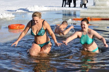 Epifani sırasında soğuk suda yüzen kimliği belirsiz insanlar.