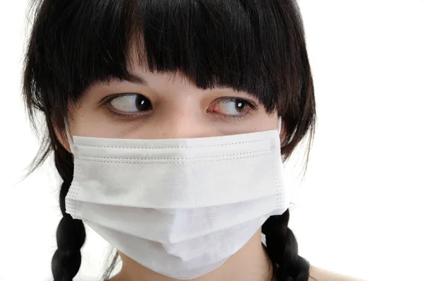 Koruyucu tıbbi maskeli genç bir kadının yakın plan portresi. — Stok fotoğraf