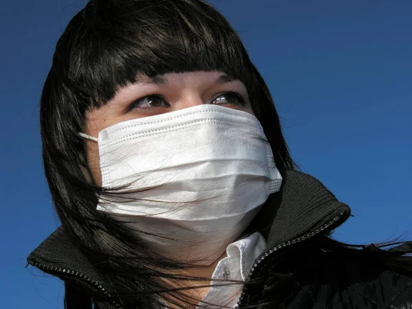 Portret młodej kobiety w ochronnej masce medycznej — Zdjęcie stockowe