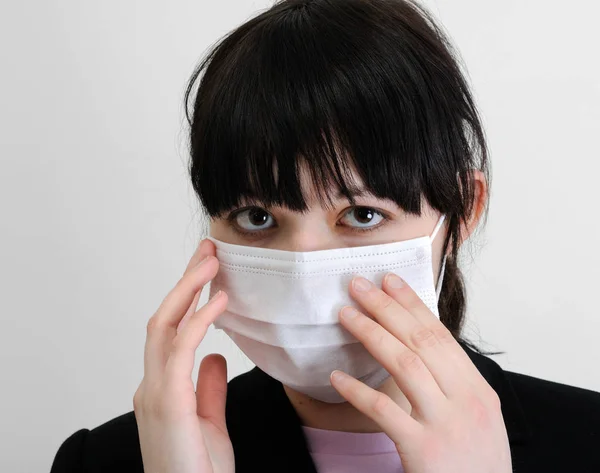 Close-up retrato de jovem mulher em máscara médica protetora — Fotografia de Stock