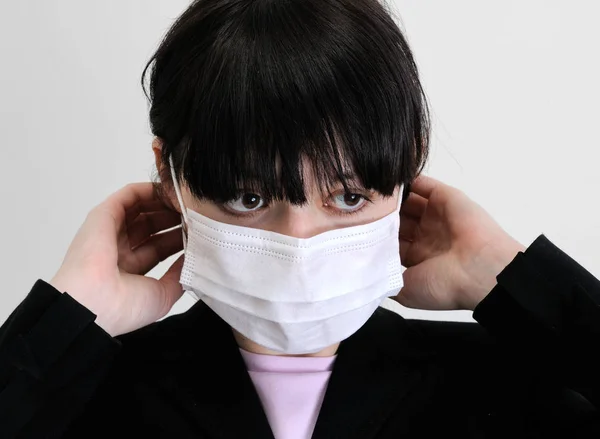 Primer plano retrato de mujer joven en máscara médica protectora —  Fotos de Stock