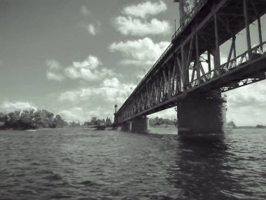 Ukrayna suluboya etkisi Kremenchug şehirde nehir Dinyeper genelinde köprü