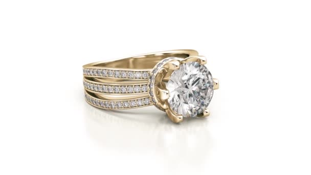 Драгоценности обручены желтым золотым кольцом с бриллиантами. Цикл анимации. 3D рендеринг — стоковое видео