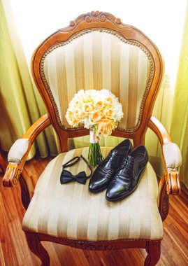  Damadın Ayakkabı ve papyon sandalye pencere yakınındaki buket.