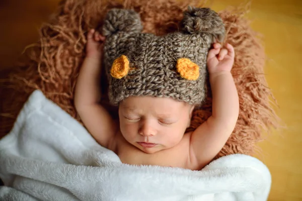 Cute newborn baby boy sleeping on brown background — Stock Photo, Image