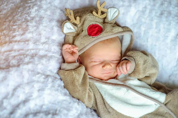 Novorozence baby boy na bílou přikrývkou doma — Stock fotografie