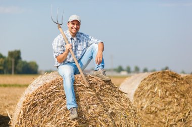Çayırda genç çiftçi