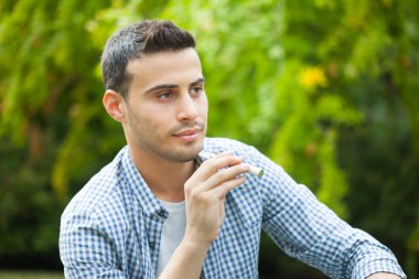 Adam sigara elektronik sigara