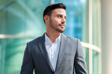 bir kentsel ortamda işadamı