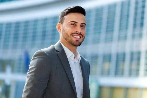 Businessman in an urban setting — Stock Photo, Image