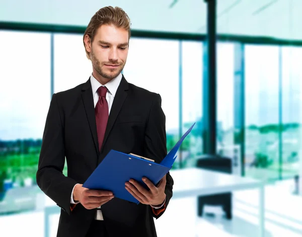 Guapo joven hombre de negocios — Foto de Stock