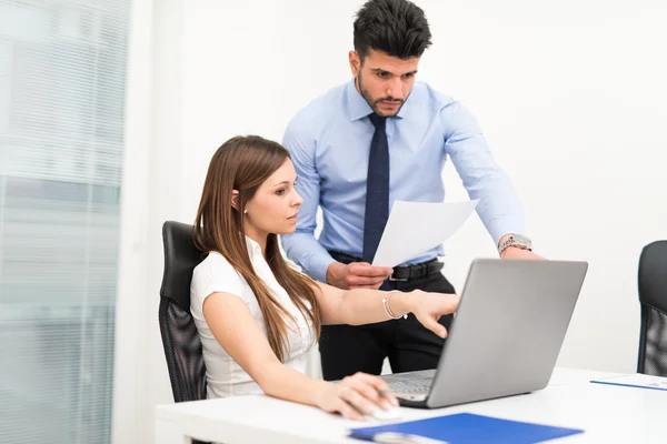 Gente de negocios usando una computadora portátil — Foto de Stock