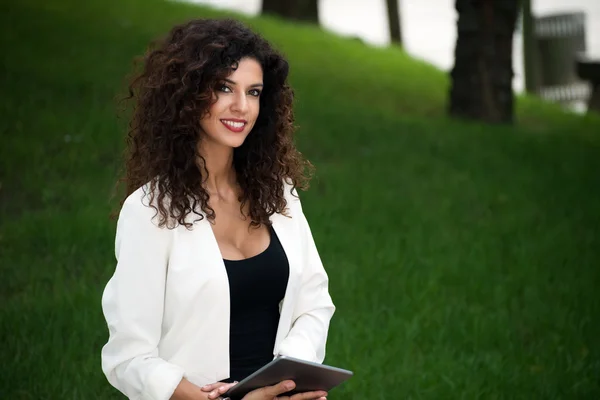 Vrouw die haar tablet gebruikt — Stockfoto