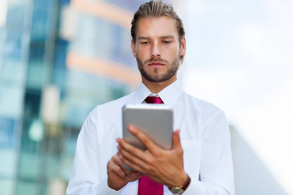 Geschäftsmann mit digitalem Tablet — Stockfoto