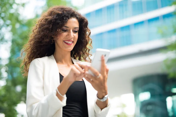 Businesswoman using her phone — Stock Photo, Image
