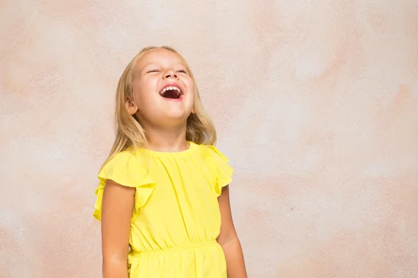 Щаслива дівчинка сміється — стокове фото